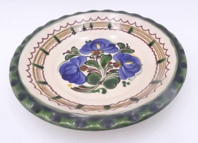Auktion 358<br>Fayence Teller mit gewellten Rand, Blumenbemalung, verso  signiert, H-3,5 cm, D-21 cm [1]