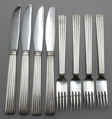 Auktion 358<br>je 4x Speisegabeln und Messer, , Georg Jensen, Bernadotte, Messer m. Sterlinggriffen, Gabeln Sterling 264,6gr., Messer L-21,8cm [1]