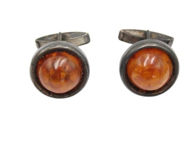 Auktion 358<br>Paar Manschettenknöpfe, 830er Silber, Fischland, Bernsteinbesatz, 18,8gr., D-2cm [1]