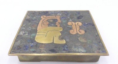 Auktion 358<br>Kupfer-Messing Zigarettendose mit Aztekenmotiv, Mexico, H-2,8 cm, 10x12 cm [1]