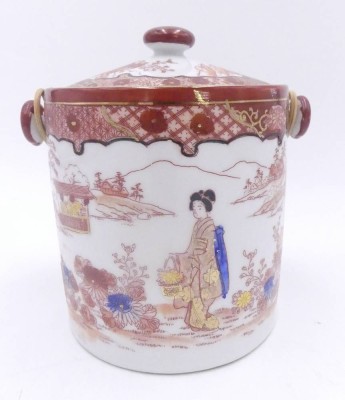 Auktion 358<br>Keksdose mit Basthenkel, bemalt mit Geisha-Motiv, H-13 cm, D-11,5 cm [1]