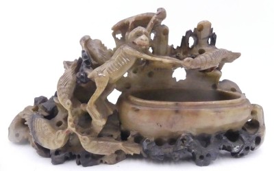 Auktion 360<br>Speckstein-Schnitzerei, Affe und Vögel am  Brunnen, H-10 cm, L-19 cm [1]