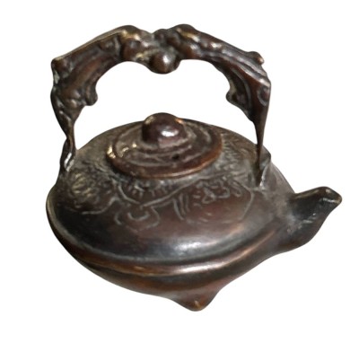 Auktion 358<br>Miniatur Bronze Teekanne, mit Henkel H-5,5 cm [1]