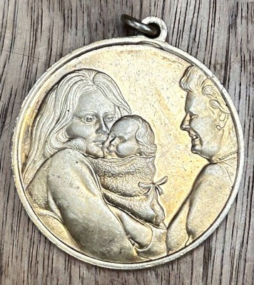 Auktion 358<br>Silber-925-Anhänger mit Muttertags-Spruch und Mutter-Abb., 24 kt vergoldet, D-3,3 cm, 14,2  gr. [1]