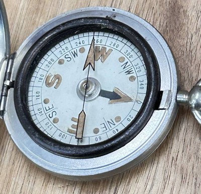 Auktion 358<br>Kompass in Taschenuhren-Gehäuse, Metall, D-4,5 cm [1]