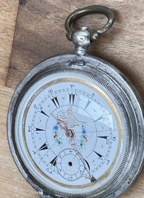 Auktion 358<br>gr. Schlüssel Taschenuhr in Silbergehäuse, 2 Deckel, starke Gebrauchsspuren, Sekundenzeiger lose, aber anbei innen hinter Glas, D-5,5 cm, Werk steht, Constaninopol [1]
