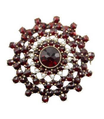 Auktion 358<br>ansprechende Granatbrosche, Silber (gepr.) sowie kl. Perlchen, auf Nadel 