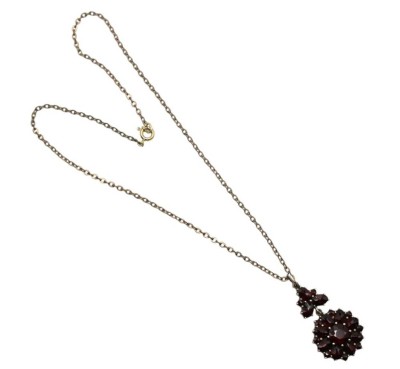 Auktion 358<br>2tlg. Granat-Anhänger, Silber (gepr.), am Doublé-Kette, L-36cm, Anh. L-3,5cm [1]