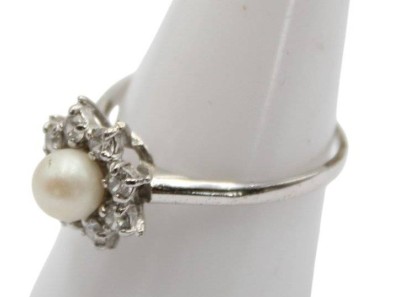 Auktion 358<br>835er Silber-Ring, Perle u. klare Steine, 2,1gr., offene Schiene [1]