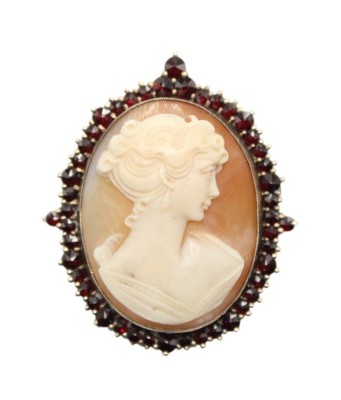 Auktion 358<br>überaus schöne Gemme in Silberfassung (gepr.) umringt von Granaten, wohl um 1900. 4 x 3,5cm [1]