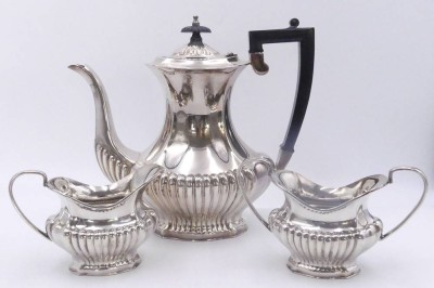 Auktion 358<br>3 tg. Kaffeeset, Sheffield plate, Queen Anne Decor,  sehr gute Erhaltung, Kannenhöhe 23 cm [1]