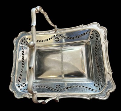 Auktion 358<br>Henkelschale auf vier Kugelfüsschen, plated, sehr guter Zustand, H-6 cm, 28x20 cm [1]