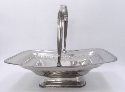 Auktion 358<br>gr. Henkelschale auf Stand, plated, sehr gut erhalten, H-10 cm, 33x25 cm, [1]