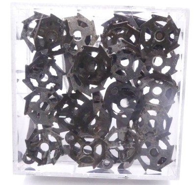 Auktion 362<br>Object  de la Art, unlesaerl. signiert, 2015, Räder und kurbeln etc. in Acryl gegossen, 20x20x5 cm [1]