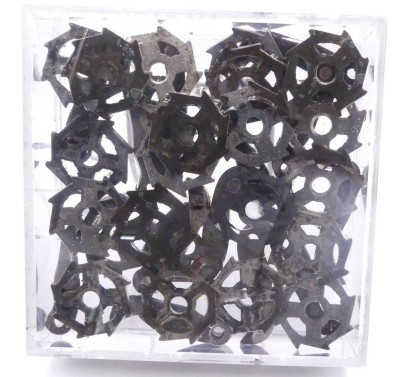 Auktion 368<br>Object  de la Art, unlesaerl. signiert, 2015, Räder und kurbeln etc. in Acryl gegossen, 20x20x5 cm [1]