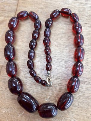 Auktion 358<br>Cherry Amber Halskette, Olivenform um 1920/30, wohl Bakelit?, L-ca. 45 cm, 37 gr. [1]