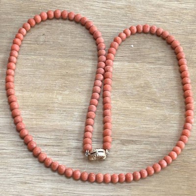 Auktion 358<br>Koralle Halskette mit Goldschliesse -585-, Kugeln D-5,5 mm, L-ca. 60 cm, 26,3 gr. [1]
