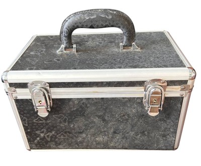 Auktion 358<br>gr. Schmuckkoffer mit Alurahmen, 2 Schlüssel anbei, gut erhalten, etwas verstaubt, H-19 cm, 31x19 cm [1]