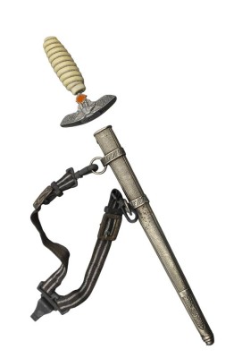Auktion 358<br>Teile eines Ehrendolches aus dem 3. Reich, Scheide mit Gehänge, Parierstange und Bakelitgriff [1]