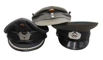 Auktion 358<br>3x div. Uniform-Mützen, 2x DDR [1]