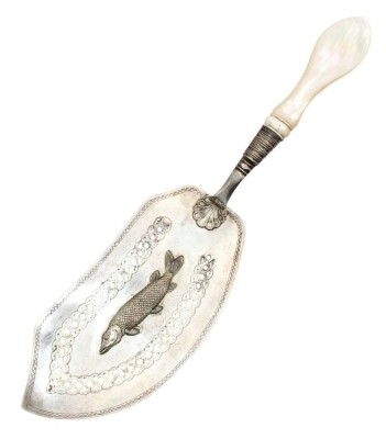 Auktion 358<br>gr,. schöner Fischeber, um 1900, Perlmuttgriff, versilbert, L-33cm [1]