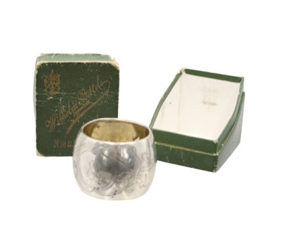 Auktion 358<br>breiter Serviettenring um 1900, Ziermonogramm, Silber, orig. Schachtel, diese mit Widmung von 1904, B-3,5cm, 19gr.,, div. Druckstellen [1]