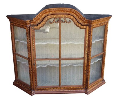 Auktion 358<br>Barock-Wandvitrine, Niederlande, florale Intarsien, Alters-/Gebrauchsspuren, Furnier mit kleinen Defekten, Ergänzungen und Trockenrissen, ca. H-88cm B-106cm T-27cm [1]