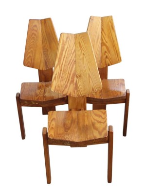 Auktion 358<br>3x massive Design-Esszimmerstühle, Holz, wohl Belgien 1970er Jahre, Gebrauchsspuren, je ca. H. 99cm T-55cm B-43cm Sh-43cm [1]
