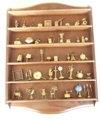 Auktion 358<br>Setzkasten mit ca. 50 Messing-Figuren, 45x34 cm [1]