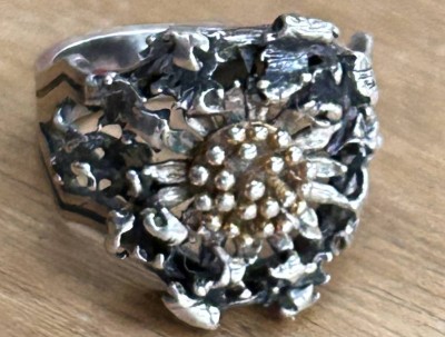 Auktion 358<br>Silberring mit Blüte, Zentrum vergoldet, S-835- und 