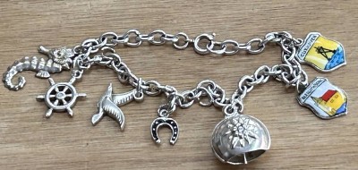 Auktion 358<br>Silber-Bettelarmband mit div. Anhänger, 2 emaill. Stadtwappen, 12,1 gr. [1]