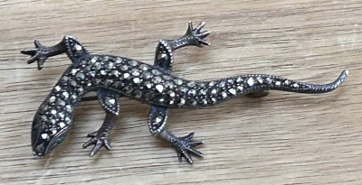 Auktion 358<br>Salamander Brosche-925- mit Markasiten, grüne Augen, L-6 cm, 6,7 gr [1]