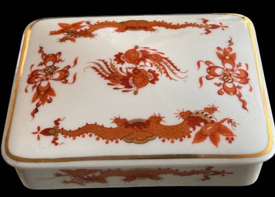 Auktion 358<br>Deckeldose mit roten Drachen, Meißner Malerei, H-4 cm, 12x9 cm [1]