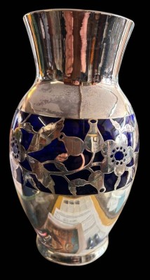 Auktion 358<br>blaue Glasvase mit Silber Overlay, H-20 cm [1]