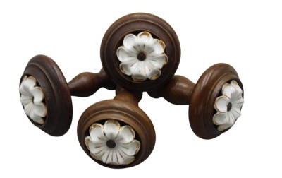 Auktion 358<br>4x Garderoben-Haken, Holz mit Porzellanblüten, ca. T-10cm, D-7,5cm [1]