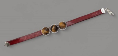 Auktion 358<br>Lederarmband mit 3 Tigeraugen, Silbermonturen, ca. L-18cm [1]