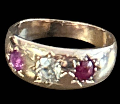 Auktion 371<br>Goldring-585- mit Brillant, ca. 0,15-0,20 ct, flankiert von 2 Rubinen,  4,2 gr. [1]