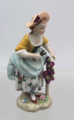 Auktion 358<br>kl. Figur, Gärtnerin, Sitzendorf, polychr. Bemalung, ca. H-11cm, guter Zustand, ca. H-11cm [1]