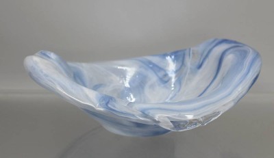 Auktion 358<br>Kunstglas-Schale, blau/weiss/klar, ca. H-7,5cm B-24,5cm T-20cm [1]