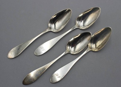 Auktion 358<br>4x Esslöffel, 12lötiges Silber, Ziermonogramm, 19. Jhd., zus. 158,9gr., je L-21cm [1]