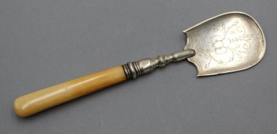 Auktion 358<br>Vorlegelöffel, 19. Jhd, Silber, Beinstiel, Ziermonogramm rückseitig, ca. L-18cm [1]