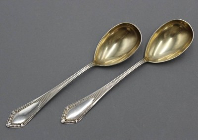 Auktion 358<br>Paar Kompottlöffel, 800er Silber, um 1920, zus. 59,3gr., L-18cm [1]