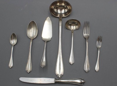 Auktion 358<br>versilbertes Besteck, Martin, 90er Auflage, 3x Vorlegeteile, 6x Dessertlöffel, je 12x Gabeln, Esslöffel Messer (1x Klinge abgebrochen), 12x Kaffeelöffel u. Kuchengabeln [1]