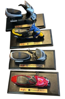 Auktion 358<br>7x kl.  Motorroller Modelle,,, Majesto,  Kunststoff, L-ca. 9 bis 11 cm (1:18?) [1]