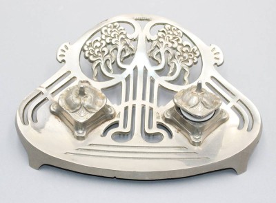 Auktion 358<br>Jugendstil-Tintenfasshalter, Metall, gemarkt, Porzellan-Einsätze (1x nicht passend), H-6cm B-27cm T-20cm [1]