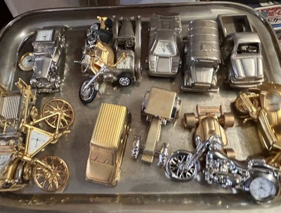 Auktion 358<br>28x kl. Tisch-Quartzuhren, in Form von Verkehehrsmittel wie Autos, Motorräder, Fahrrad etc., alle Metallgehäuse,  Werke nicht geprüft [1]