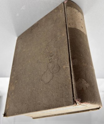 Auktion 376<br>handgeschriebenes Buch in alter deutscher Schrift,  wohl 18.Jhd?, Pappeinband und ca. 500 beschriftete Seiten in guter Erhaltung, 22x19 cm, D-ca. 7 cm [1]