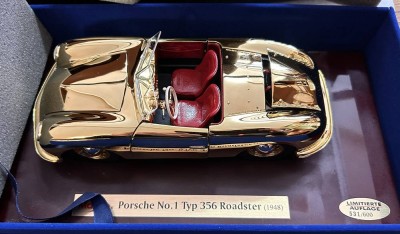 Auktion 358<br>Maisto 37853G Porsche No.1 Typ 356 Roadster mit 23 Karat Goldauflage 1:18, limitierte Auflage , dies  531/600, in orig. Holzkasten/Umkarton [1]