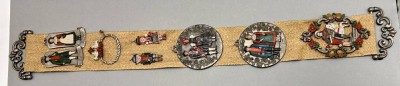 Auktion 358<br>Gobelin (bzw. Gerstenkorn?) Klingelzug mit gr. Plaketten, div. Trachten und St. Martin, L-68 cm [1]