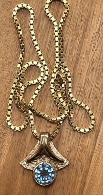 Auktion 358<br>massive Double-Kette mit gr. Anhänger, blauer Stein, undeutl. gemarkt, Kette L-70 cm, Anhänger 4x3,5 cm, zus. 45,7 gr [1]